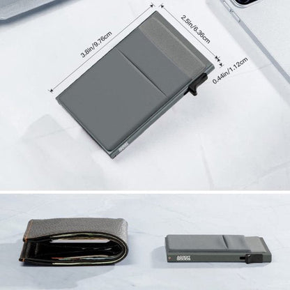 grijs compact kaartportemonnee naast een opgevouwen leren portemonnee op een witte ondergrond