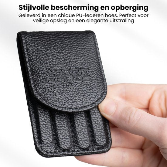 Hand die zwarte PU-lederen hoes met reliëflogo en compartimenten vasthoudt voor opslag