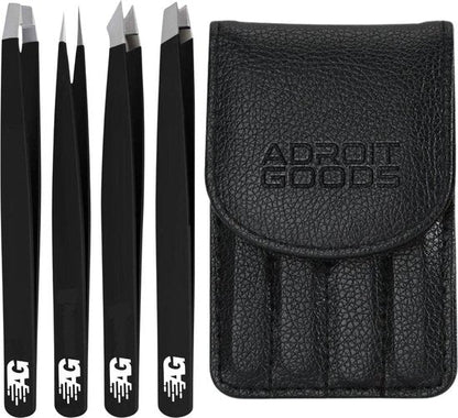 Set van vijf zwarte pincetten naast een zwart etui met reliëf en merkopdruk Adroit Goods