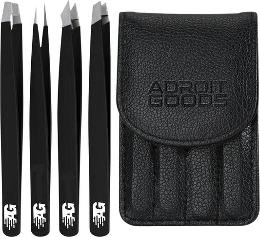 Set van vijf zwarte pincetten naast een zwart etui met reliëf en merkopdruk Adroit Goods