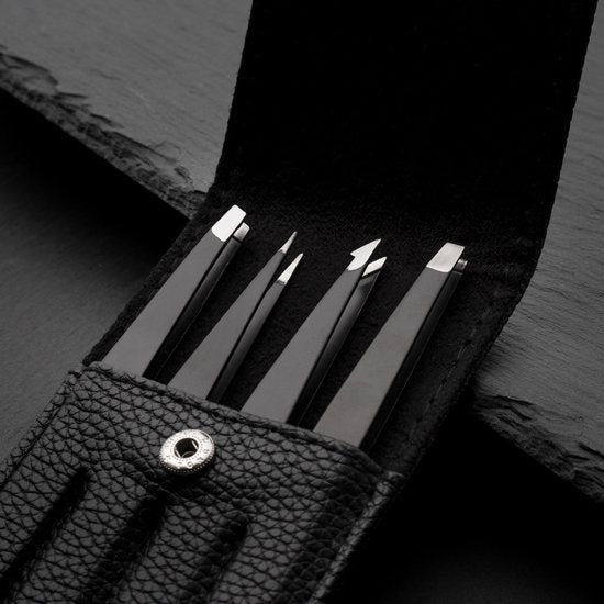 Zwarte pincetset met vijf verschillende punten in een zwart etui van kunstleer.