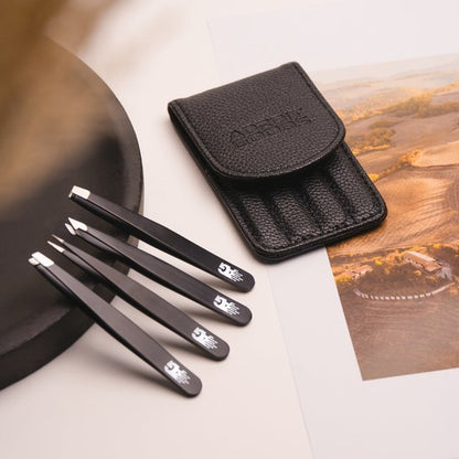 Set zwarte pincetten met verschillende punten en zwarte etui van AdroitGoods op een lichte ondergrond