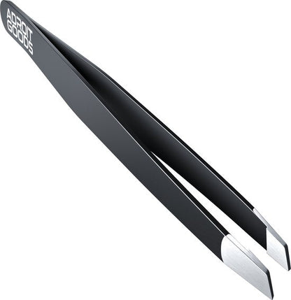 zwarte metalen pincet met zilveren uiteinden en wit logo aan de bovenkant