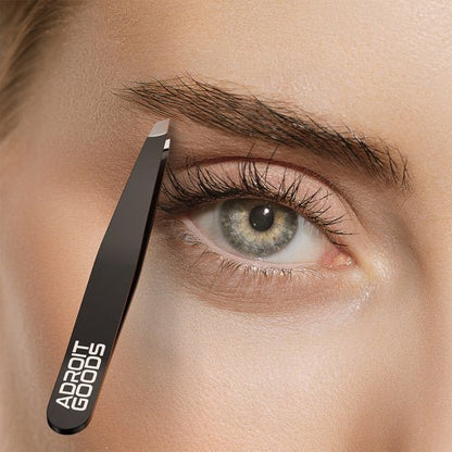 Close-up van een oog met een zwarte AdroitGoods pincet die een wenkbrauw verzorgt