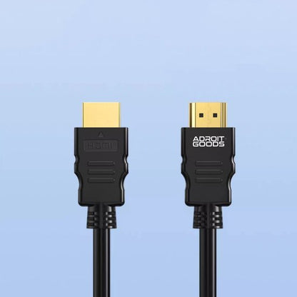 Zwarte HDMI-kabel met gouden connectoren en AdroitGoods logo op een effen blauwe achtergrond