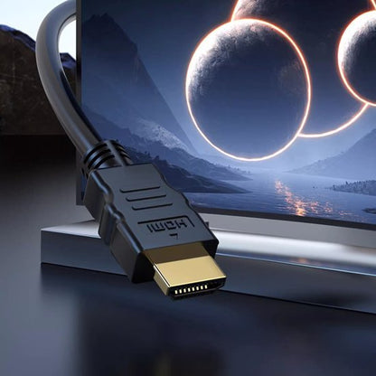 Zwarte HDMI-kabel met gouden connector vlakbij een modern gebogen computerscherm