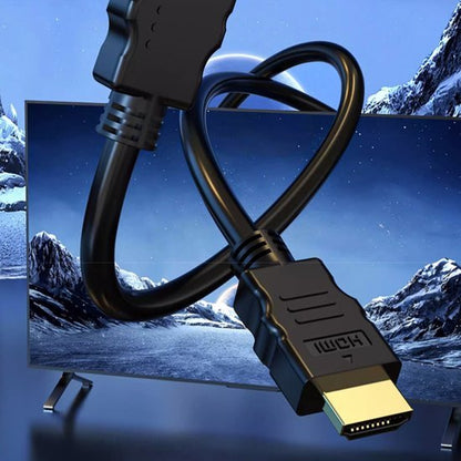 Zwarte HDMI-kabel die in een lus staat voor een televisie met berglandschap op scherm