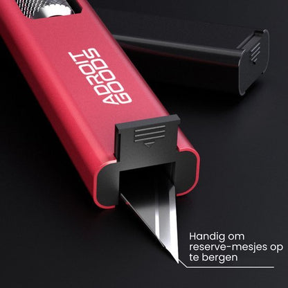 Close-up van een rood snijmes met ingebouwde ruimte voor reserve-mesjes van AdroitGoods.