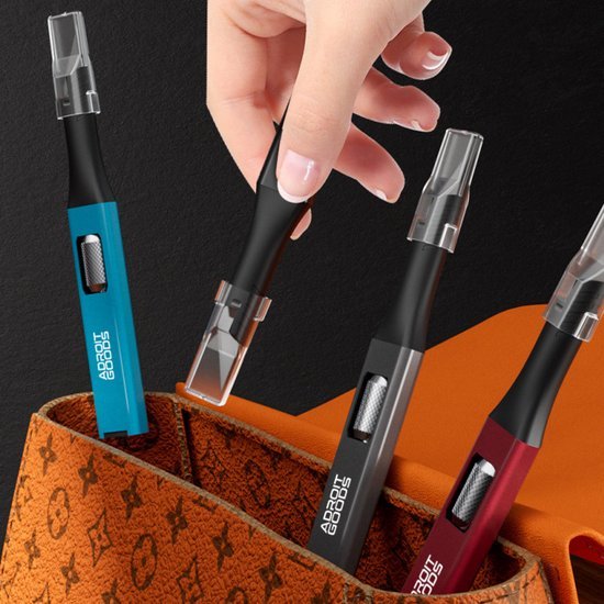 Hand plaatst zwart apparaatje in oranje tas met meerdere kleurrijke apparaten erin