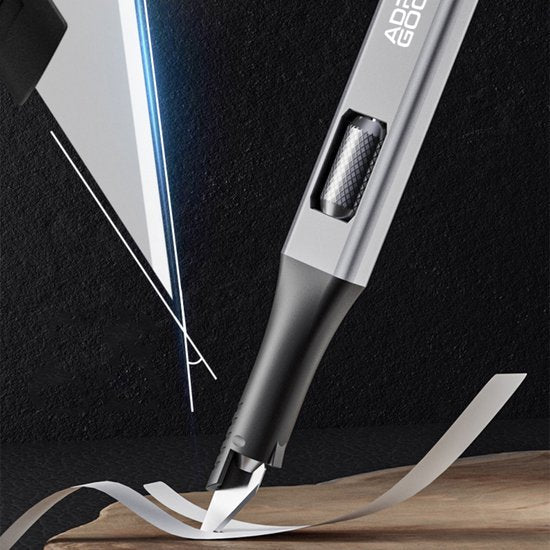 close-up van een modern mes met draaiknop en strak snijblad op houten oppervlak