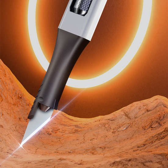 Precisiesnijder met scherp mes en zwartgrijze handgreep tegen oranje achtergrond