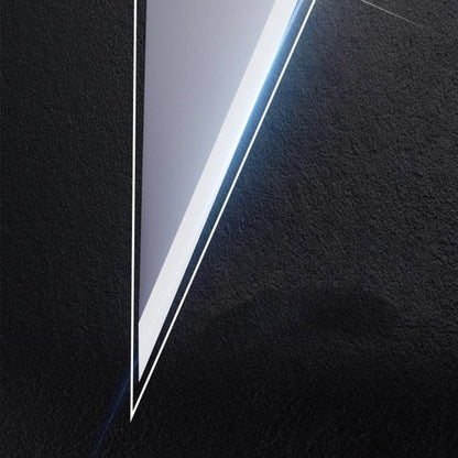 Dunne transparante glasplaat met strak geslepen hoek en lichteffect op zwarte achtergrond