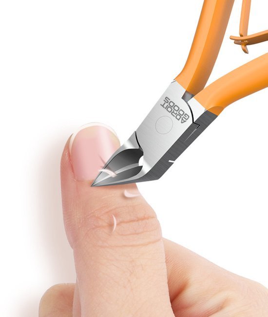 Nagelknipper met oranje handvatten die een duim nagel zorgvuldig knipt.