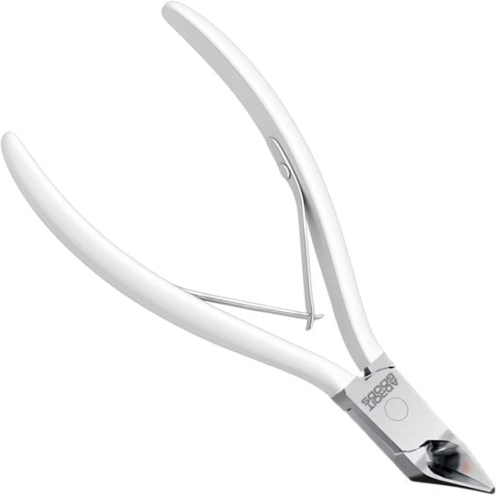 witte metalen nagelknipper met zilveren accenten en veermechanisme voor precisiewerk