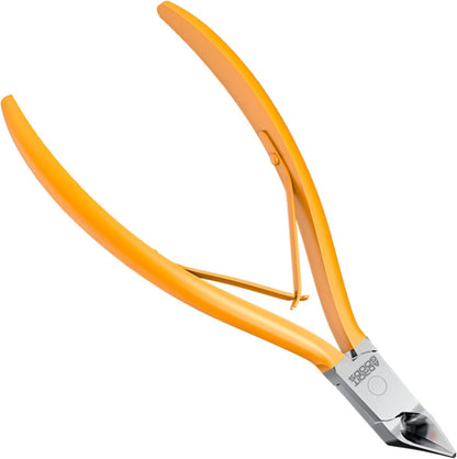 Oranje handvat nijptang met metalen snijkoppen tegen witte achtergrond