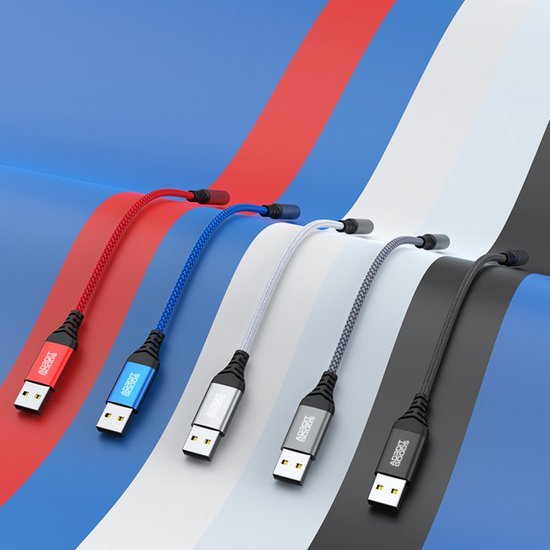 Vijf gekleurde gevlochten USB-kabels liggend op een blauwe ondergrond in rood, blauw, wit, grijs en zwart.