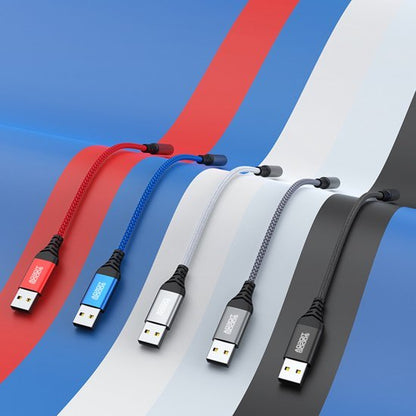 Vijf gekleurde gevlochten USB-kabels liggend op een blauwe ondergrond in rood, blauw, wit, grijs en zwart.