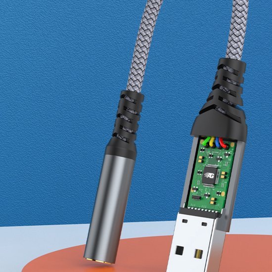 Grijze gevlochten kabel met USB-connector en zichtbare elektronische componenten in aansluitstuk