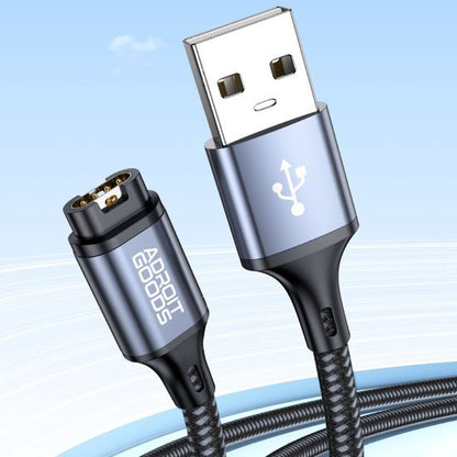 USB-kabel met metallic behuizing en gevlochten hoes, close-up van de connectoren