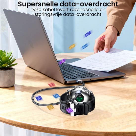 Hand die document vasthoudt naast laptop met data-overdrachtskabel en horloge op tafel