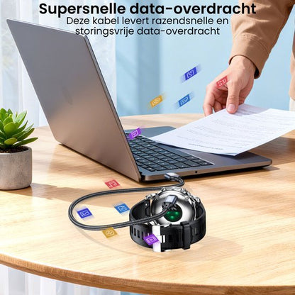 Hand die document vasthoudt naast laptop met data-overdrachtskabel en horloge op tafel