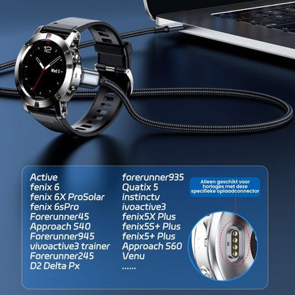 Slimme horloge oplader verbonden met een laptop via een gevlochten kabel in een blauwe omgeving