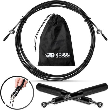 Zwart springtouw met metalen kogellagers en opbergzak met AdroitGoods logo zichtbaar.