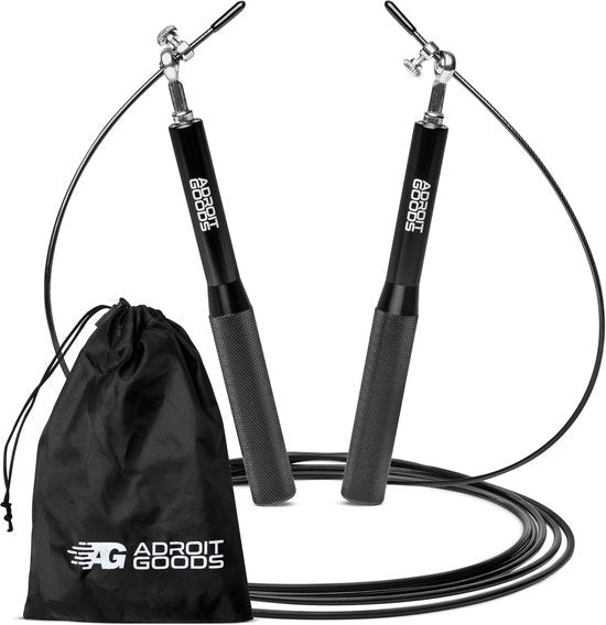 Zwart springtouw met metalen handvatten en een draagzak van AdroitGoods naast het touw.