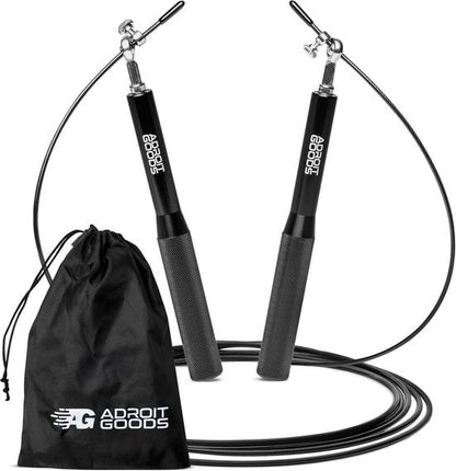 Zwart springtouw met metalen handvatten en een draagzak van AdroitGoods naast het touw.