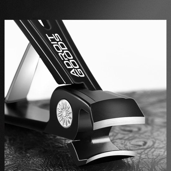 zwarte metalen nagelknipper met zilveren accenten en duidelijke merknaam Adroit Goods