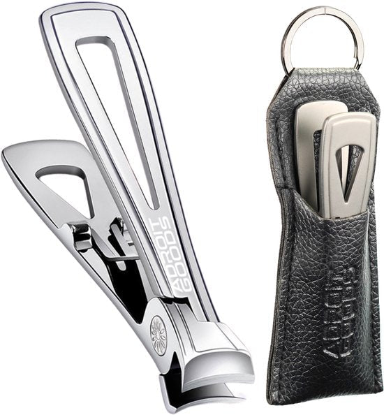 Rvs nagelknipper met een zwart leren hoesje met sleutelring en merkdruk.