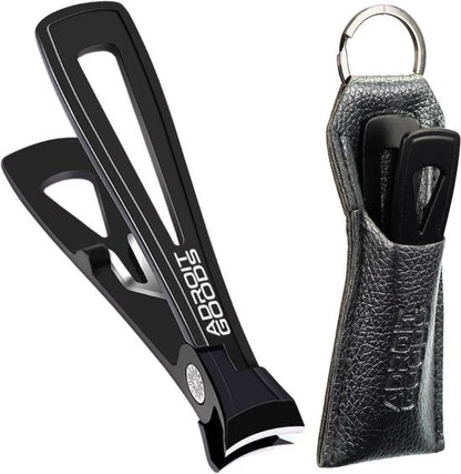 Zwarte metalen nagelknipper met open design naast zwart lederen hoes met sleutelring