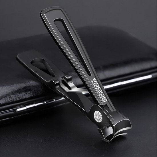 zwarte metalen nagelknipper met ergonomisch ontwerp op een zwart oppervlak