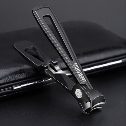 zwarte metalen nagelknipper met ergonomisch ontwerp op een zwart oppervlak