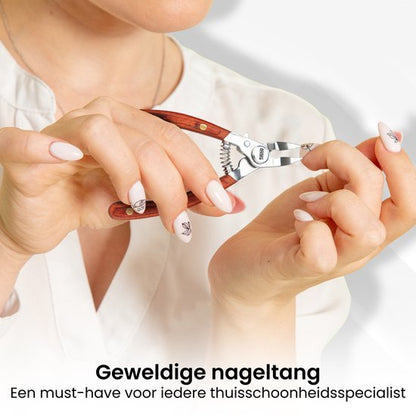 Vrouw gebruikt hoogwaardige nageltang met houten handvat voor verzorging van nagels en nagelriemen.