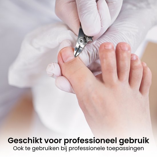 Hand met handschoen knipt nagel van grote teen met metalen nagelknipper nauwkeurig.