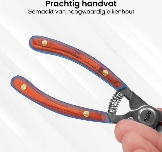 Handgreep van hoogwaardige eikenhout met metalen veer en koperen klinknagels in hand van gebruiker