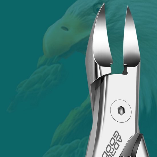 Close-up van een hoogwaardige metalen tang met scherpe, precieze punten tegen een groene achtergrond