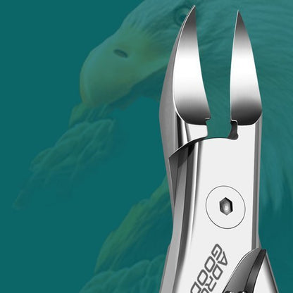 Close-up van een hoogwaardige metalen tang met scherpe, precieze punten tegen een groene achtergrond