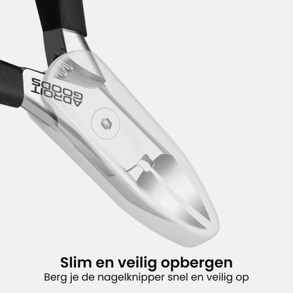 glanzende metalen tang met zwart handvat en scherp snijvlak tegen witte achtergrond