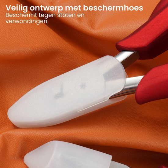 Close-up van gereedschap met beschermhoes op een oranje leren achtergrond