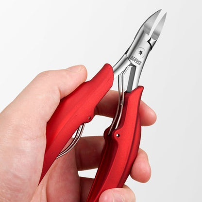 Hand houdt een scherp rood nagelknipschaar met metalen snijblad vast.