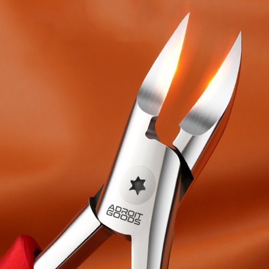 RVS nagelknipper met scherp lemmet en strak design tegen oranje achtergrond