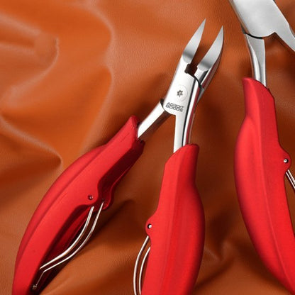 Rode handgrepen en metalen kop van precisietang op oranje leren oppervlak