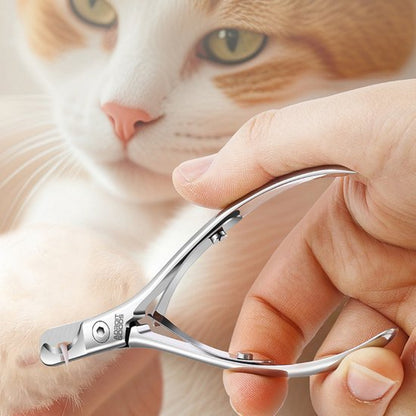 Hand die een roestvrijstalen nagelknipper vasthoudt met op de achtergrond een oranje-witte kat