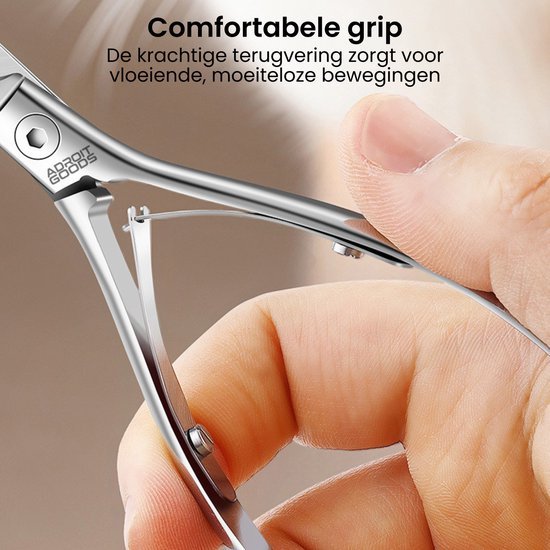 Close-up van hand die metalen knipnagelknipper met veermechanisme vasthoudt voor gemakkelijk gebruik