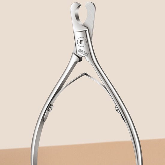 Metalen nagelknipper met gebogen handgrepen en een veermechanisme voor precisie.