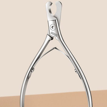 Metalen nagelknipper met gebogen handgrepen en een veermechanisme voor precisie.