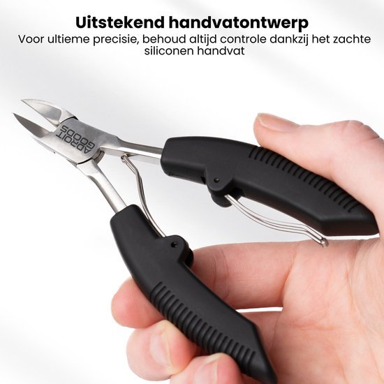 Hand houdt een precieze kniptang met zwart siliconen handvat voor optimale controle