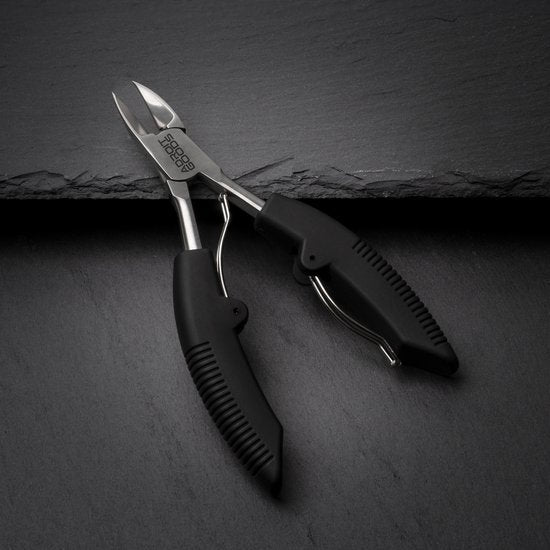 Zwarte professionele nagelknipper met roestvrijstalen messen op zwarte achtergrond